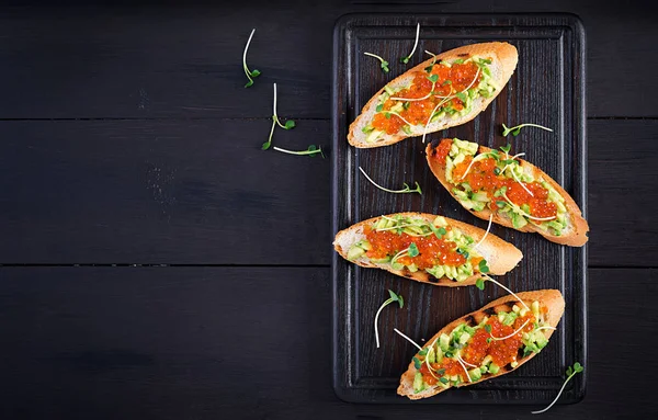 Broodjes Met Zalmrode Kaviaar Salsa Met Avocado Sandwich Voor Lunch — Stockfoto