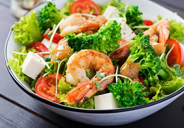 Heerlijke Verse Salade Met Garnalen Broccoli Feta Kaas Tomaten Sla — Stockfoto