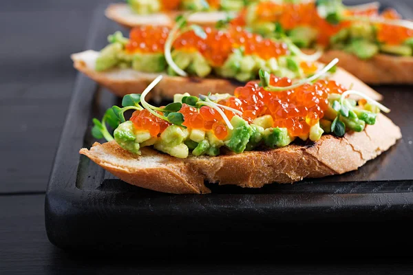 Sandwiches Con Caviar Rojo Salmón Salsa Con Aguacate Sándwich Para — Foto de Stock