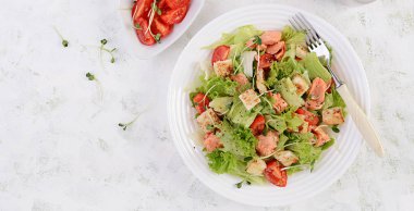 Somonlu Sezar Salatası. Balık menüsü. Deniz mahsulleri, somon. Üst görünüm, genel görünüm, kopyalama alanı