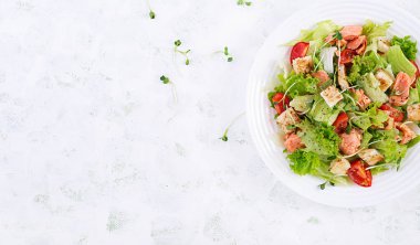 Somonlu Sezar Salatası. Balık menüsü. Deniz mahsulleri, somon. Üst görünüm, genel görünüm, kopyalama alanı