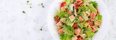 Somonlu Sezar Salatası. Balık menüsü. Deniz mahsulleri, somon. Üst görünüm,