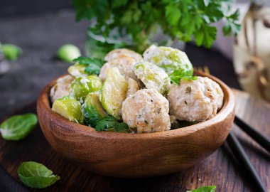 Kremalı soslu tavuk köftesi ve soğanla kızartılmış Brüksel lahanası..