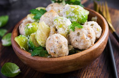 Kremalı soslu tavuk köftesi ve soğanla kızartılmış Brüksel lahanası..