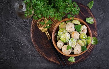 Kremalı soslu tavuk köftesi ve soğanla kızartılmış Brüksel lahanası. Üst görünüm