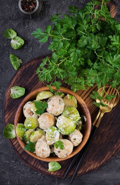 Kremalı soslu tavuk köftesi ve soğanla kızartılmış Brüksel lahanası. Üst görünüm