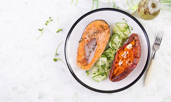 Gesunde Kost Gebackener Lachs Süßkartoffeln Und Gemüse Ansicht Von Oben — Stockfoto