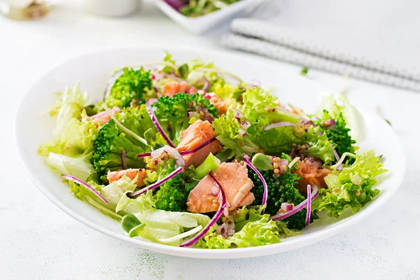 Sallad Bakad Fisklax Broccoli Sallad Rödlök Och Dressing Fiskmeny Fisk — Stockfoto