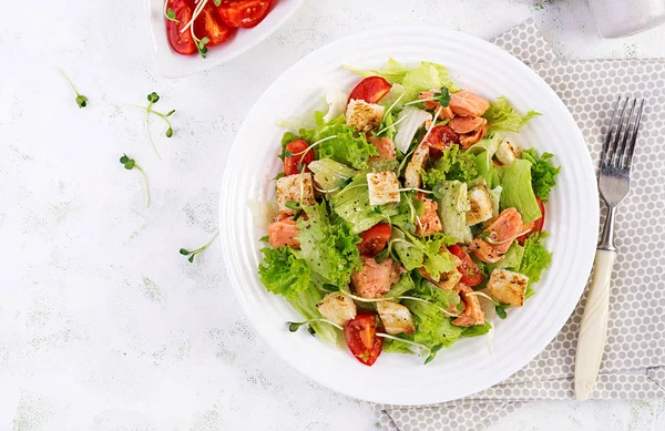 Caesarsalat Mit Lachs Fischmenü Meeresfrüchte Lachs Draufsicht Overhead Kopierraum — Stockfoto