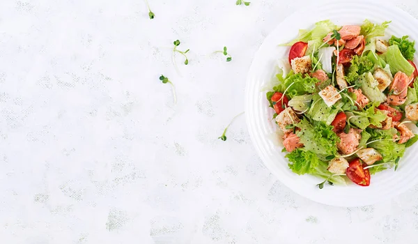 Caesar Salade Met Zalm Vismenu Zeevruchten Zalm Bovenaanzicht Bovenleiding Kopieerruimte — Stockfoto