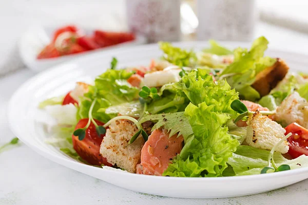 Salada Caesar Com Salmão Menu Peixe Frutos Mar Salmão — Fotografia de Stock
