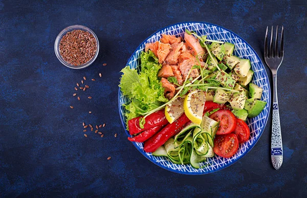 Salmão Grelhado Saudável Abacate Tomate Pepino Páprica Sementes Chia Almoço — Fotografia de Stock