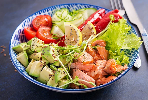 Gezonde Gegrilde Zalm Avocado Tomaat Komkommer Paprika Chia Zaden Evenwichtige — Stockfoto