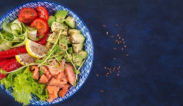 Salmão Grelhado Saudável Abacate Tomate Pepino Páprica Sementes Chia Almoço — Fotografia de Stock