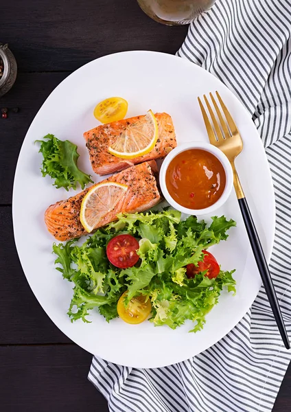 Baked Salmon Fillet Fresh Vegetables Salad Healthy Food Ketogenic Paleo — ストック写真