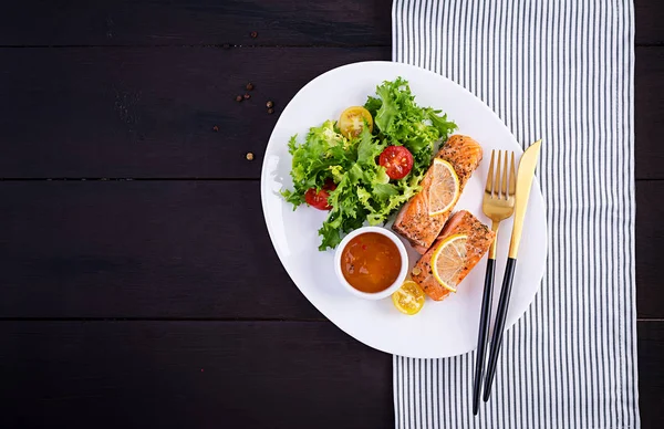 Filé Salmão Assado Com Salada Legumes Frescos Comida Saudável Dieta — Fotografia de Stock