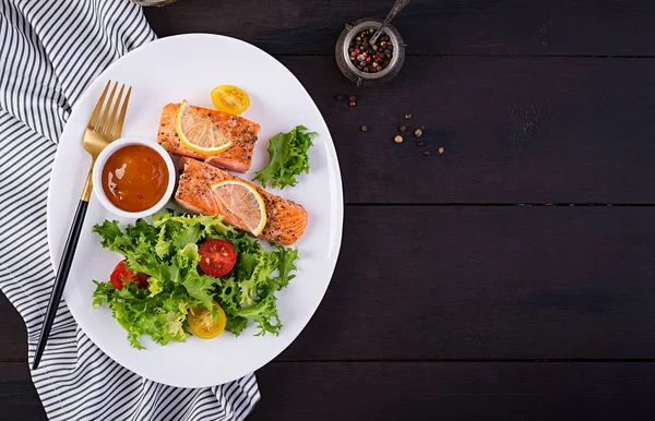 Filete Salmón Horno Con Ensalada Verduras Frescas Comida Saludable Dieta — Foto de Stock