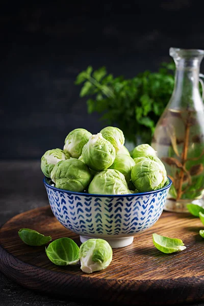 Świeże Organiczne Brukselki Kiełki Misce Ciemnym Tle Zdrowe Jedzenie Posiłek — Zdjęcie stockowe