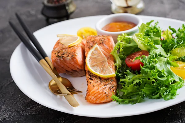 Bakad Laxfilé Med Färsk Grönsakssallad Friska Livsmedel Ketogen Kost Paleodiet — Stockfoto