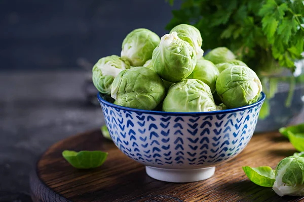 Brotos Bruxelas Orgânicas Frescas Uma Tigela Fundo Escuro Comida Saudável — Fotografia de Stock