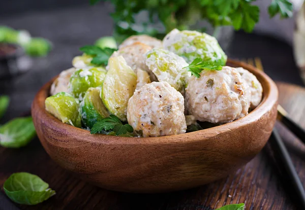 Brysselkål Rostade Med Kycklingköttbullar Och Lök Krämig Sås — Stockfoto