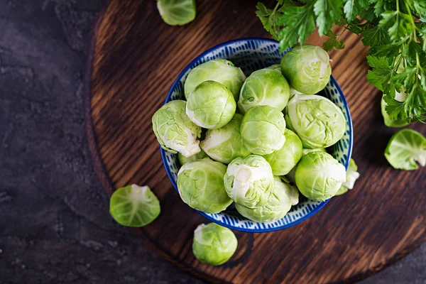Świeże Organiczne Brukselki Kiełki Misce Ciemnym Tle Zdrowe Jedzenie Wegańskie — Zdjęcie stockowe