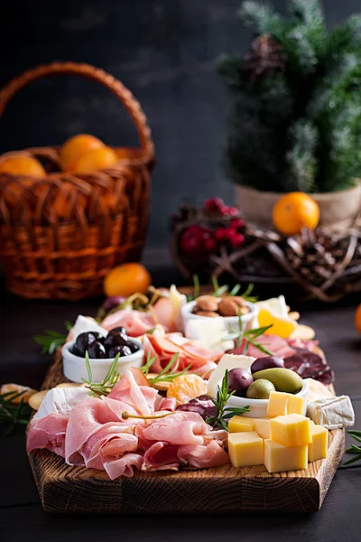 Antipasto Talíř Šunkou Prosciutto Salámem Sýrem Sušenkami Olivami Dřevěném Podkladu — Stock fotografie