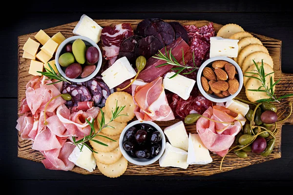 Antipasto schotel met ham, prosciutto, salami, kaas, cracker — Stockfoto