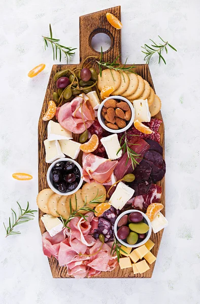 Antipasto Schotel Met Ham Prosciutto Salami Kaas Crackers Olijven Een — Stockfoto