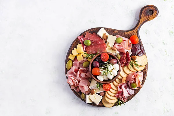 Bandeja Antipasto Com Presunto Presunto Salame Queijo Biscoitos Finos Azeitonas — Fotografia de Stock