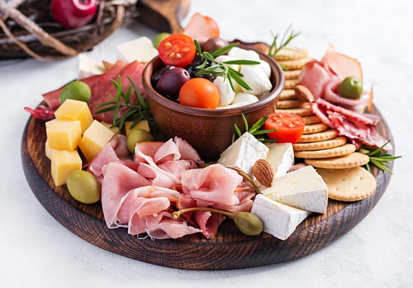 Bandeja Antipasto Com Presunto Presunto Salame Queijo Biscoitos Finos Azeitonas — Fotografia de Stock