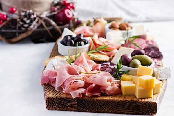 Piatto Antipasto Con Prosciutto Prosciutto Salumi Formaggi Cracker Olive Fondo — Foto Stock