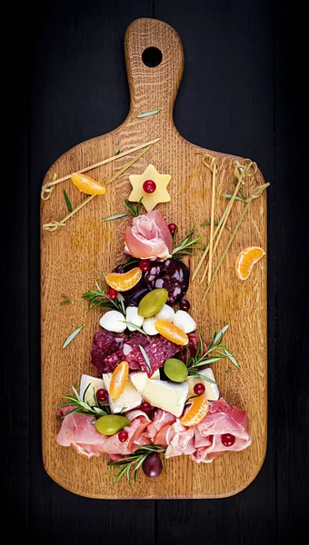 Antipasto Schotel Met Ham Prosciutto Salami Kaas Olijven Een Houten — Stockfoto