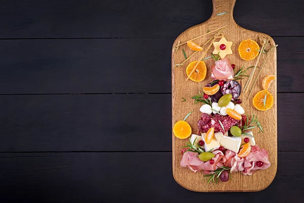 Antipasto Schotel Met Ham Prosciutto Salami Kaas Olijven Een Houten — Stockfoto