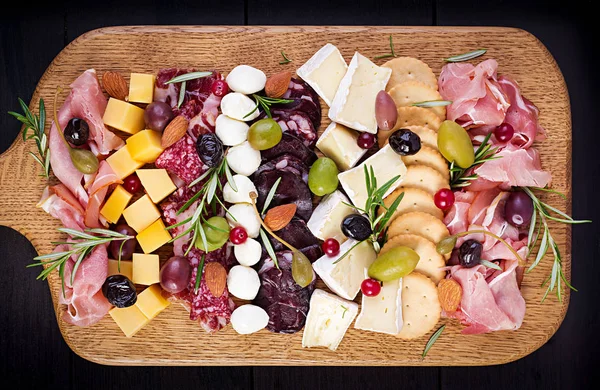 Antipasto Con Prosciutto Prosciutto Salumi Formaggi Cracker Olive Fondo Ligneo — Foto Stock