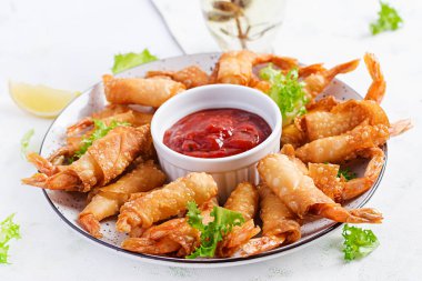 Tatlı ve ekşi soslu zencefilli karides. Tayland mutfağı. Kızarmış karides..