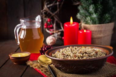 Kutya. Buğday taneleri, haşhaş tohumu, fındık, kuru üzüm ve baldan yapılmış Noel lapası. Noel kutlaması. Ukrayna mutfağı.