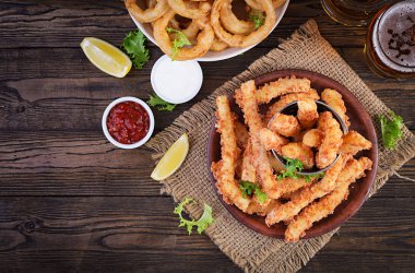 Peynir çubukları ve soğan halkaları soslu hamurda. Bira aperatifleri. Üst görünüm, boşluğu kopyala