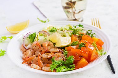 Kızarmış karides, hurma, kırmızı soğan ve beyaz kasede marul içeren meyve salatası. Aperatifler, aperatifler, brunch. Sağlıklı yemek..