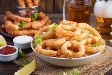 Soslu ve peynirli hamurlu soğan halkaları. Bira aperatifleri. Boşluğu kopyala