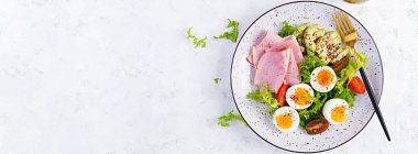Ketogenik / paleo diyeti. Haşlanmış yumurta, jambon, avokado ve taze salata..