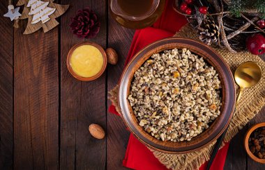 Kutya. Buğday taneleri, haşhaş tohumu, fındık, kuru üzüm ve baldan yapılmış Noel lapası. Noel kutlaması. Ukrayna mutfağı. Üst görünüm, genel görünüm