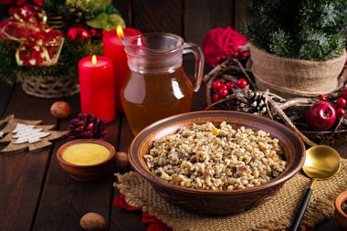 Kutya. Buğday taneleri, haşhaş tohumu, fındık, kuru üzüm ve baldan yapılmış Noel lapası. Noel kutlaması. Ukrayna mutfağı.