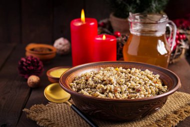 Kutya. Buğday taneleri, haşhaş tohumu, fındık, kuru üzüm ve baldan yapılmış Noel lapası. Noel kutlaması. Ukrayna mutfağı.