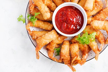 Tatlı ve ekşi soslu zencefilli karides. Tayland mutfağı. Kızarmış karides. Üst manzara, düz uzanma