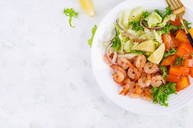 Kızarmış karides, hurma, kırmızı soğan ve beyaz kasede marul içeren meyve salatası. Aperatifler, aperatifler, brunch. Sağlıklı yiyecekler. Üst görünüm, genel görünüm, kopyalama alanı