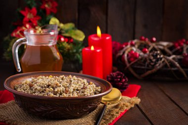 Kutya. Buğday taneleri, haşhaş tohumu, fındık, kuru üzüm ve baldan yapılmış Noel lapası. Noel kutlaması. Ukrayna mutfağı.