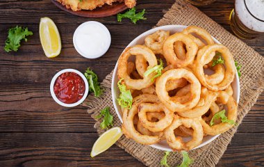 Soslu soğan halkaları. Bira aperatifleri. Üst görünüm, boşluğu kopyala