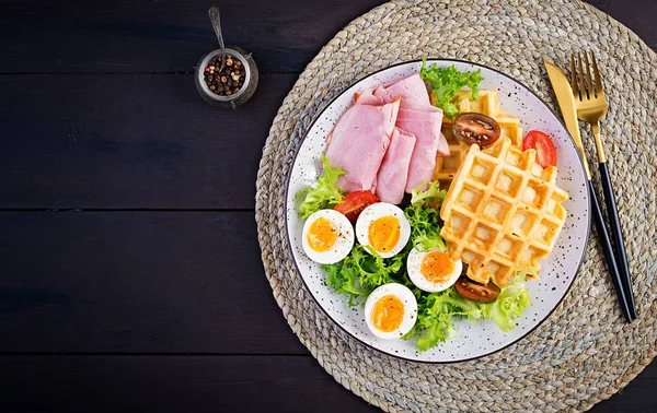 Sarapan Dengan Wafel Tepung Jagung Telur Rebus Ham Dan Tomat — Stok Foto