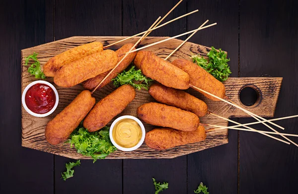 Perros Maíz Americanos Tradicionales Con Mostaza Ketchup Sobre Tabla Madera —  Fotos de Stock